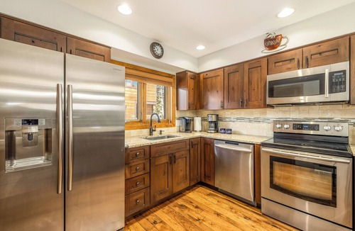 Four O'Clock House | Upscale Townhome w/Heated Garage Ski-In Steps to Lift, Main St & Hot Tub
