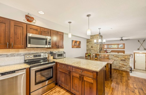 Four O'Clock House | Upscale Townhome w/Heated Garage Ski-In Steps to Lift, Main St & Hot Tub