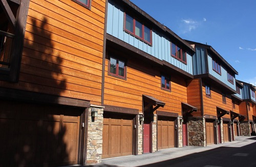 Four O'Clock House | Upscale Townhome w/Heated Garage Ski-In Steps to Lift, Main St & Hot Tub
