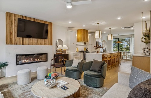 Hurwood Heights Apartment | Upscale townhouse with exclusive rooftop hot tub