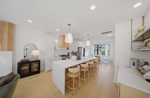 Hurwood Heights Apartment | Upscale townhouse with exclusive rooftop hot tub
