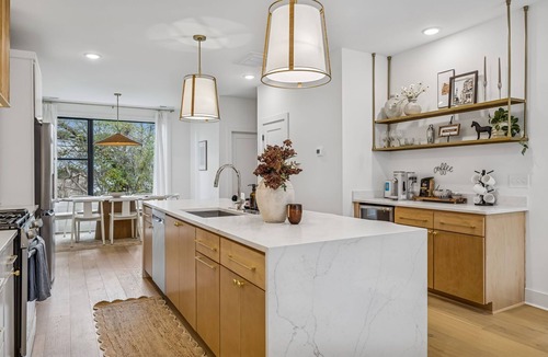 Hurwood Heights Apartment | Upscale townhouse with exclusive rooftop hot tub