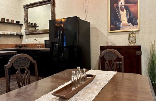 Okemah Apartment | Upscale Western Inn With Historical Distinction and Modern Comfort