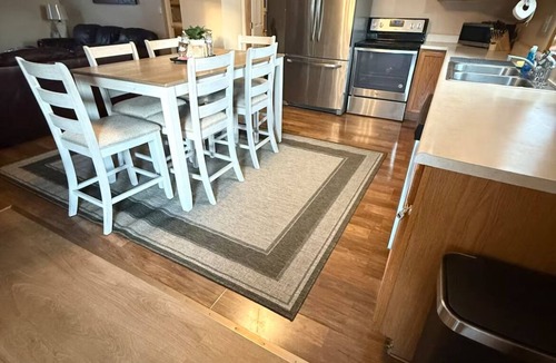 Grove City Apartment | Upstairs 3-bedroom apartment walking distance to Grove City College/Downtown GC