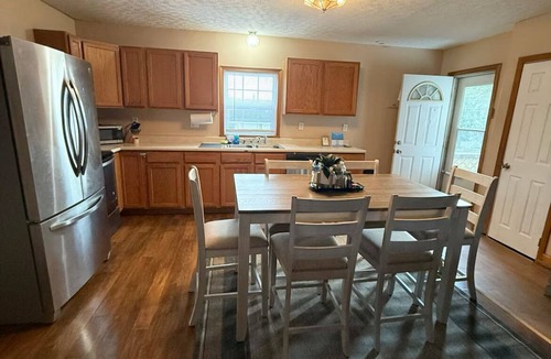 Grove City Apartment | Upstairs 3-bedroom apartment walking distance to Grove City College/Downtown GC