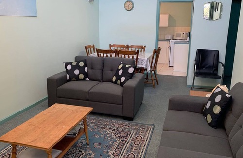 Victor Harbor House | Upstairs Beachfront Unit in Central Location