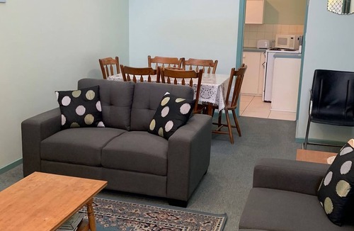 Victor Harbor House | Upstairs Beachfront Unit in Central Location