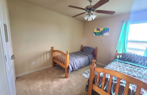 Crowley House | Upstairs Charming 2-bedroom in cool Crowley with AC, WiFi