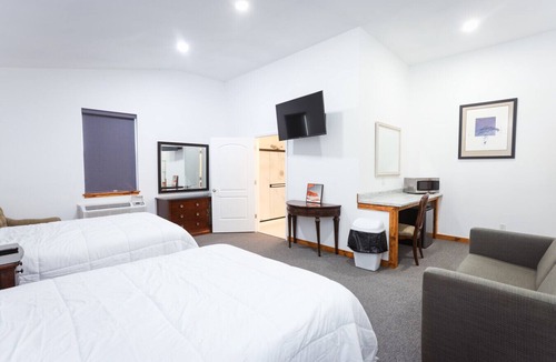 Keeling Hotel | Upstairs Double Queen