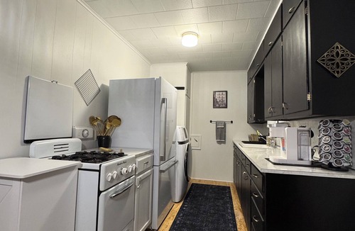 Stillwater Apartment | Upstairs Vintage Gem, Blocks to OSU & Downtown