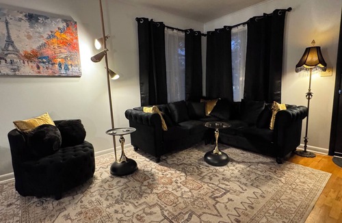 Stillwater Apartment | Upstairs Vintage Gem, Blocks to OSU & Downtown