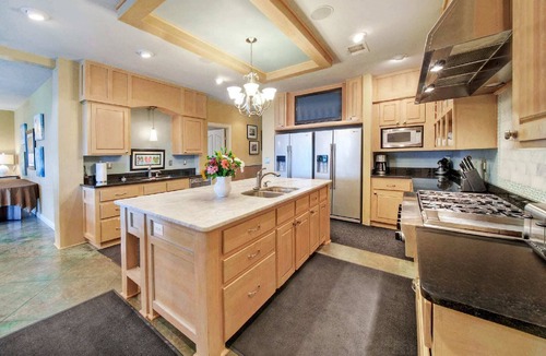 Buchanan Dam House | Upstay - 10-Acre Lakeside Mansion w Boat Ramp