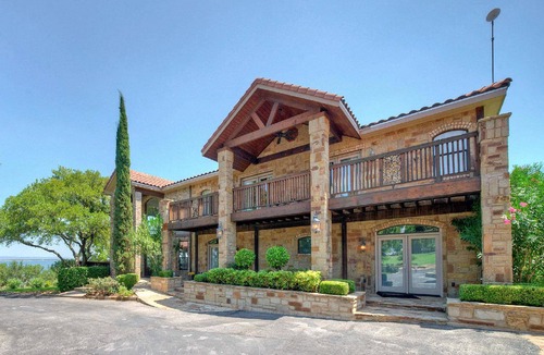 Buchanan Dam House | Upstay - 10-Acre Lakeside Mansion w Boat Ramp