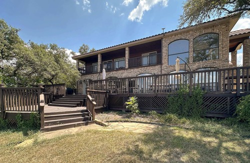 Buchanan Dam House | Upstay—10 Acre Lakeside Retreat w Private Jetty