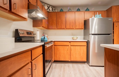 West Campus Apartment | Upstay - Condo With Pool-gym-games-bbq - Walk to Uoft