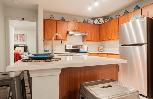 West Campus Apartment | Upstay - Condo With Pool-gym-games-bbq - Walk to Uoft