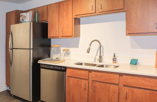 West Campus Apartment | Upstay - Condo With Pool-gym-games-bbq - Walk to Uoft