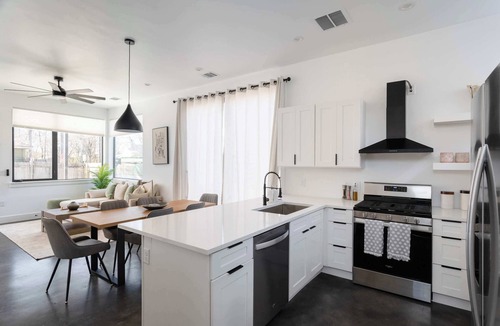 North Loop Cottage | Upstay: Contemporary 2BR Retreat w Patio & BBQ