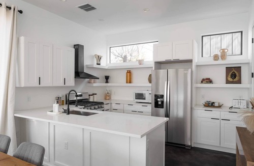 North Loop Cottage | Upstay: Contemporary 2BR Retreat w Patio & BBQ