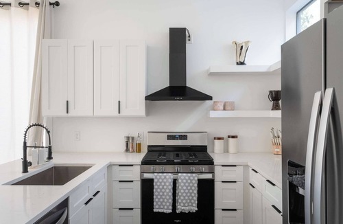 North Loop Cottage | Upstay: Contemporary 2BR Retreat w Patio & BBQ