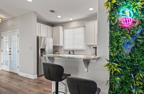 Govalle Villa | Upstay East Austin Retreat w Yard5min to Downtown