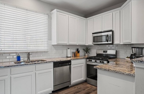 Govalle Villa | Upstay East Austin Retreat w Yard5min to Downtown
