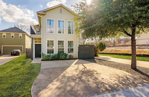 Govalle Villa | Upstay East Austin Retreat w Yard5min to Downtown