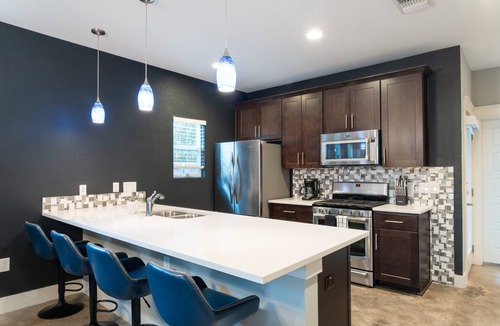 Govalle House | Upstay Entertainment Hub w Games & Outdoor Firepit