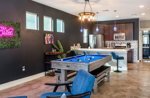 Govalle House | Upstay Entertainment Hub w Games & Outdoor Firepit