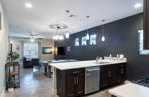 Govalle House | Upstay Entertainment Hub w Games & Outdoor Firepit