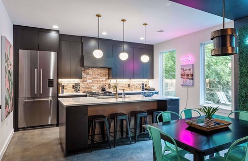 East Cesar Chavez House | Upstay: Luxe Pool Retreat—7 Min to Rainey St