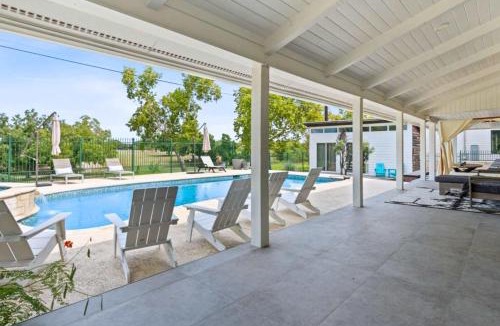 Pleasant Valley House | Upstay Modern Home Near Golf Course and Downtown