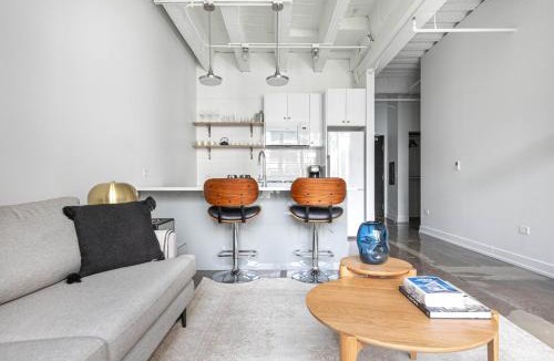 Uptown Apartment | Uptown 1BR w Gym Rooftop Pool 2 blocks to L CHI-383