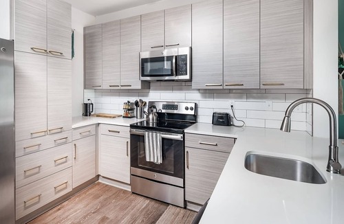 Fourth Ward Apartment | Uptown 4th Ward Upscale Apt Year-Round Pool