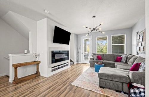 Broomfield House | Uptown Avenue - Broomfield
