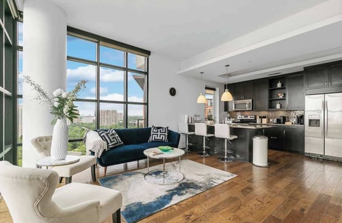 Uptown Apartment | Uptown Dallas 2BR with Pool, Pets, Skyline Views