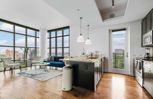 Uptown Apartment | Uptown Dallas 2BR with Pool, Pets, Skyline Views