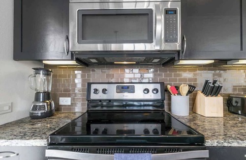Uptown Apartment | Uptown Dallas 2BR with Pool, Pets, Skyline Views