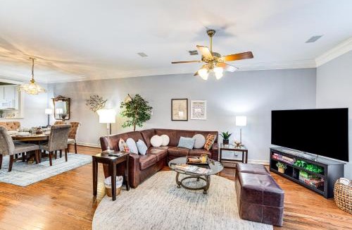 Uptown House | Uptown Dallas Group Getaway Near Art, Eats & More!