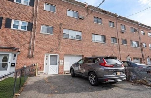 North Side House | Uptown Escape in Mount Vernon