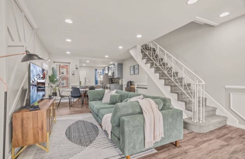 Olney-Oak Lane House | Uptown Gem - Comfort. Cleanliness. Character!