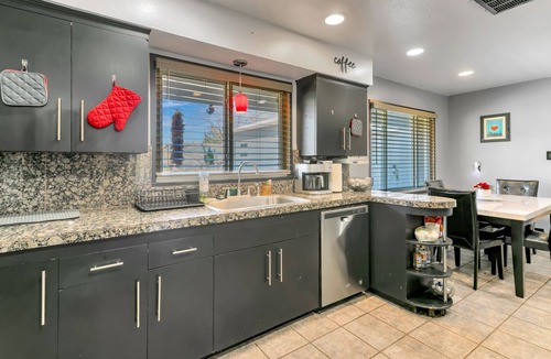 Albuquerque House | Uptown home incredibly spacious great for groups!