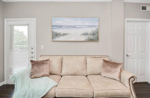 Uptown Apartment | Uptown One-Bedroom Apartment