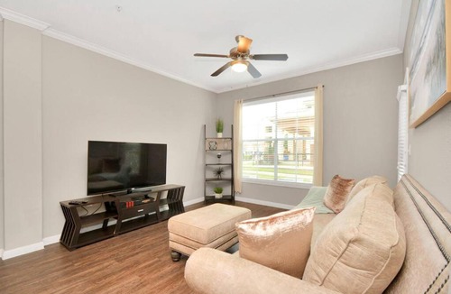 Uptown Apartment | Uptown One-Bedroom Apartment