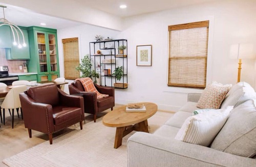 Austin Ave. House | Uptown Peach ~Best 4 Baylor games/visits ~Sleeps 5