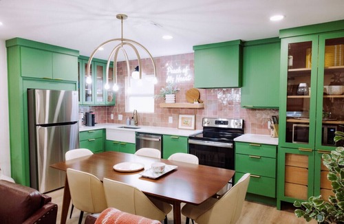 Austin Ave. House | Uptown Peach ~Best 4 Baylor games/visits ~Sleeps 5