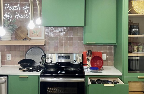 Austin Ave. House | Uptown Peach ~Best 4 Baylor games/visits ~Sleeps 5