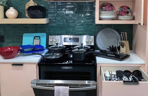 Austin Ave. House | Uptown Peach ~ Creative Space for Productivity ~ Fast WiFi ~ Central Location