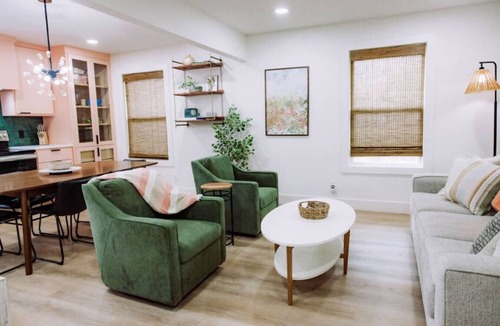 Austin Ave. House | Uptown Peach ~ Creative Space for Productivity ~ Fast WiFi ~ Central Location