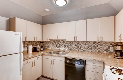 Oak Lawn House | Uptown welcoming 2+2 w/patio & Katy-trail access!